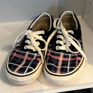 Old school plaid Vans size women’s  6.5 or men’s size 5. Good used condition.